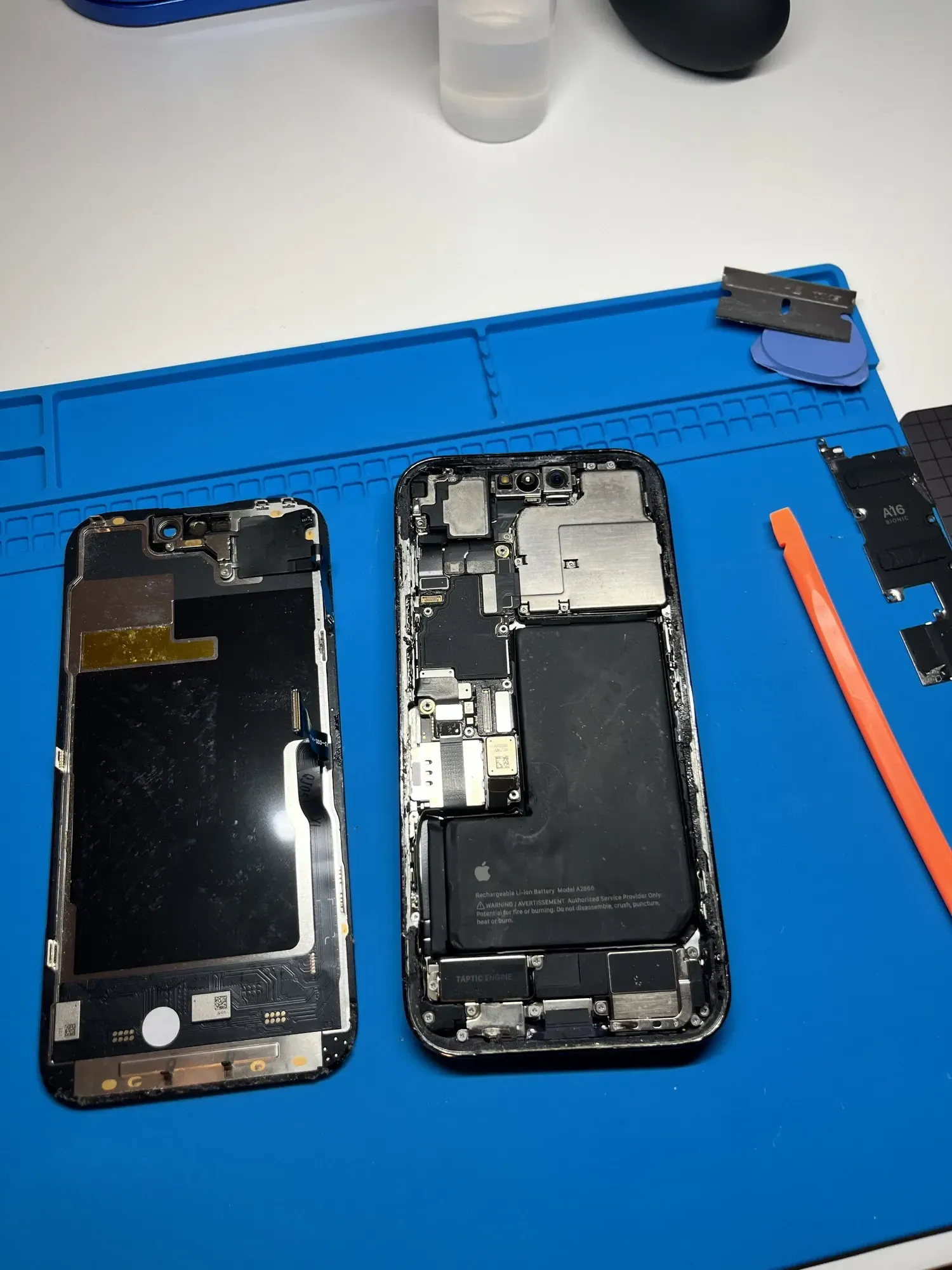 iPhone ouvert pendant une réparation d'écran